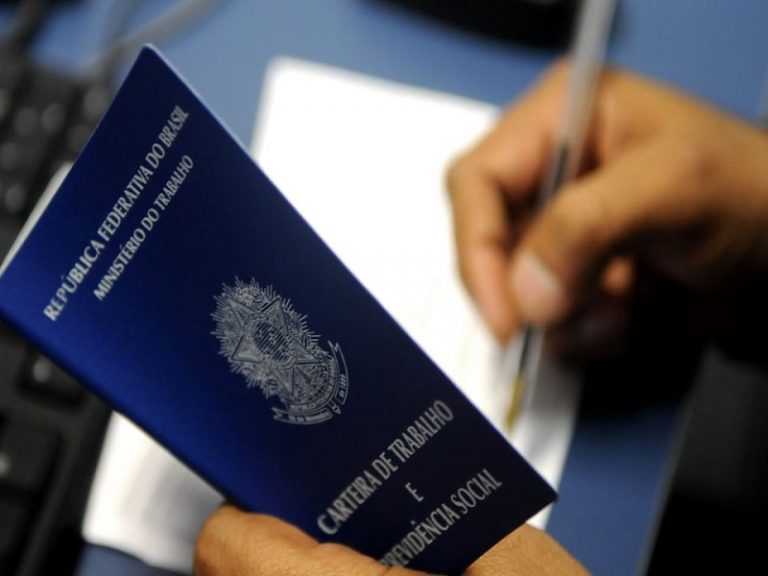Taxa de desemprego fica estável em 7,6% em janeiro