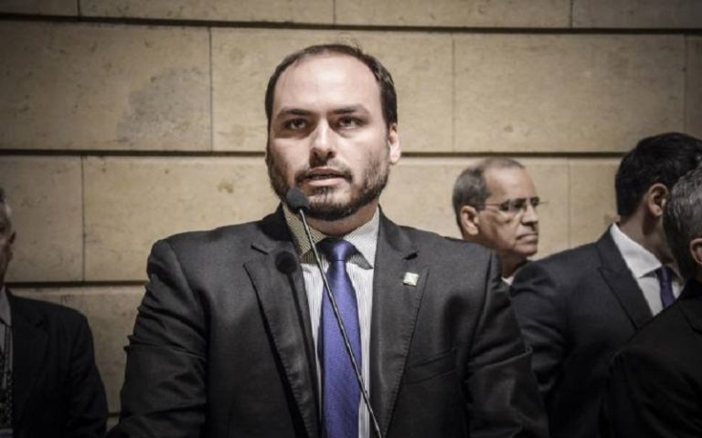 Carlos presta depoimento de menos de uma hora na PF