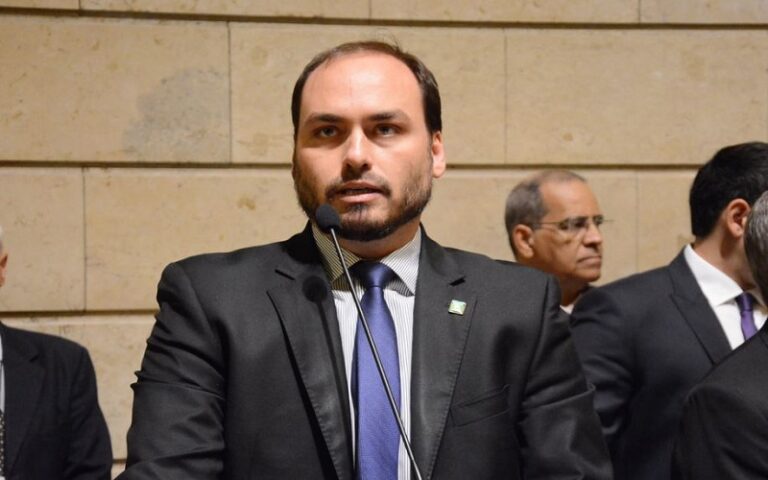 Carlos Bolsonaro é alvo de busca e apreensão da Polícia Federal