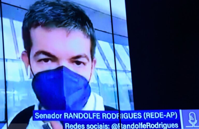 Randolfe recorre a STF para que Mendonça não julgue caso de Bolsonaro