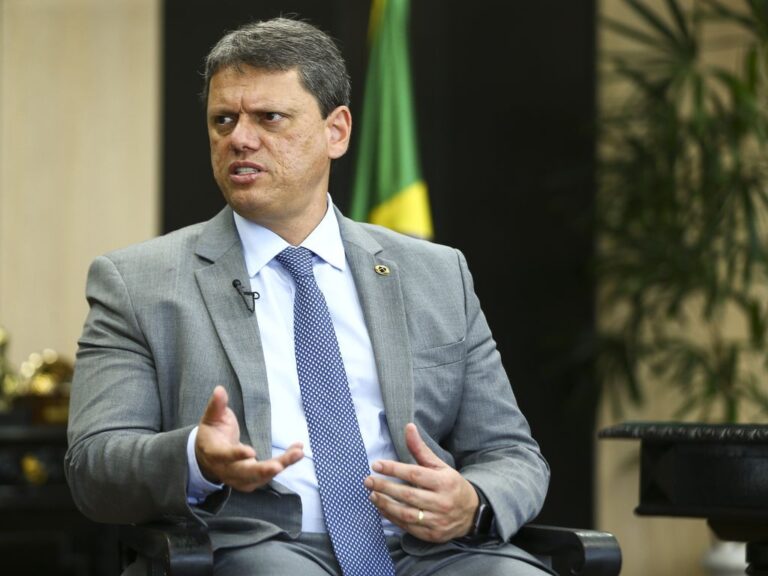 Tarcísio se manifesta sobre questionamento de advogado de Filipe G. Martins