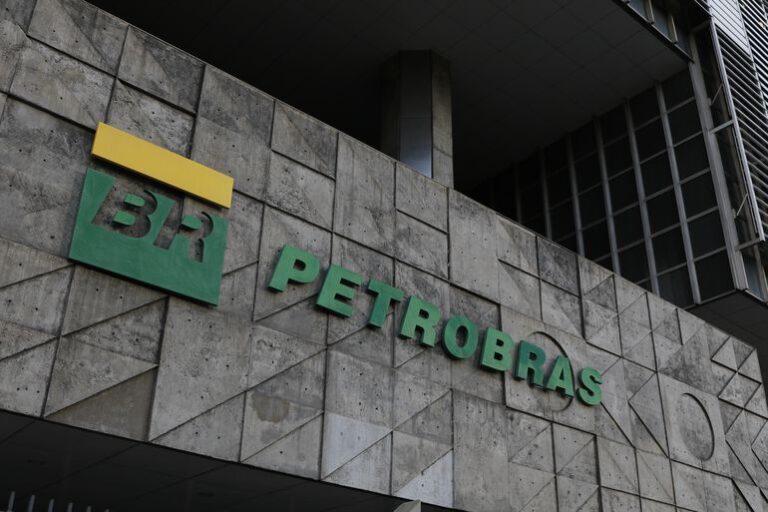 Petrobras amplia fornecimento de petróleo para refinarias de país do Brics