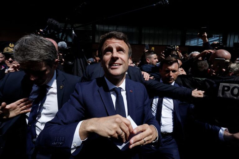 Macron tenta influenciar eleição do novo Papa