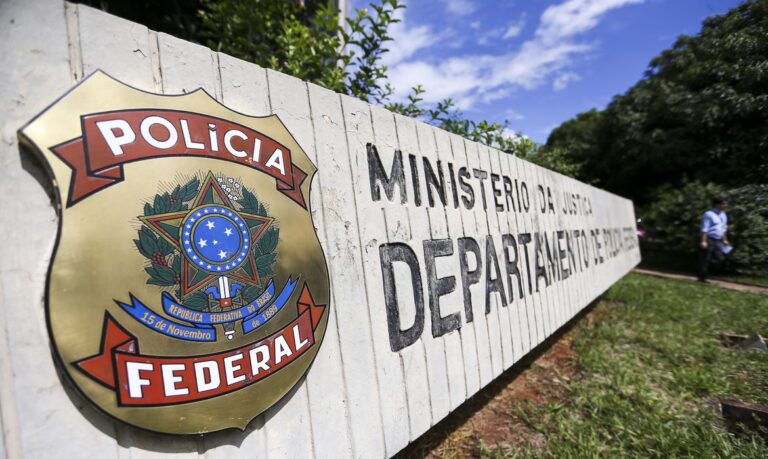 Dezenove brasileiros deportados dos EUA foram presos ao chegar ao país