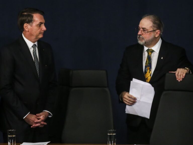 Bolsonaro aciona PGR contra Alexandre de Moraes