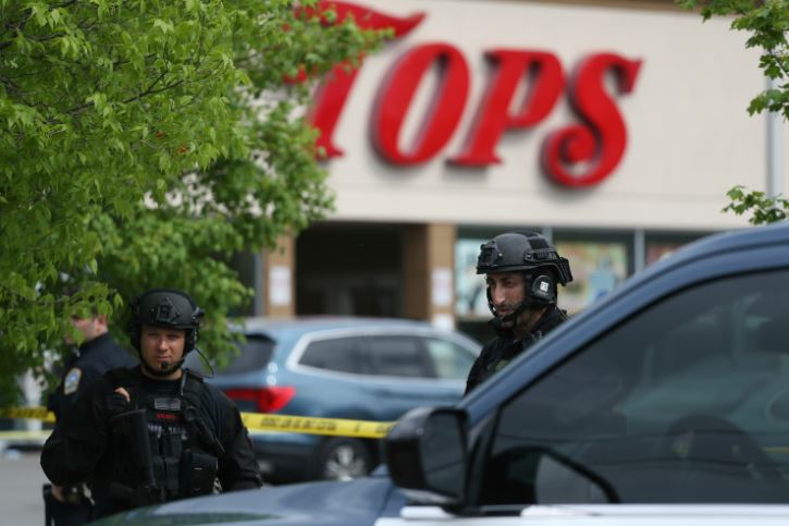 Atirador mata dez pessoas em ataque dentro de supermercado de Nova York