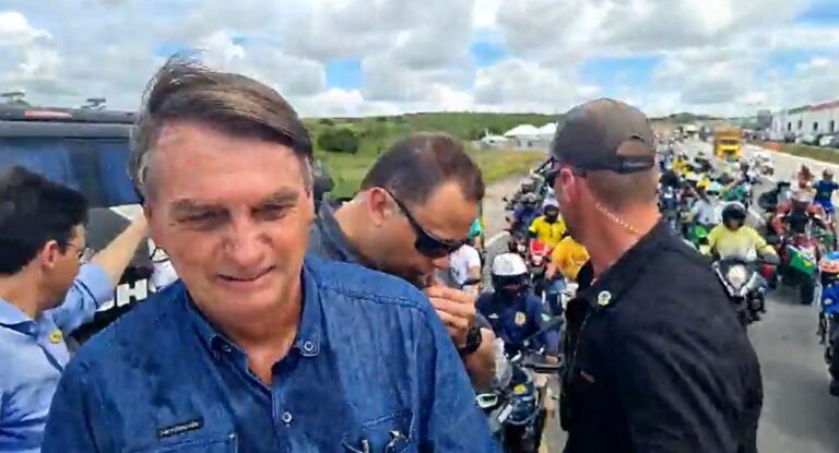 Bolsonaro é recebido por patriotas em Sergipe e participa de motociata