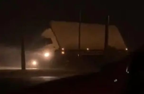 Vento de 150 km/h tomba caminhão com motorista dentro em Santa Catarina
