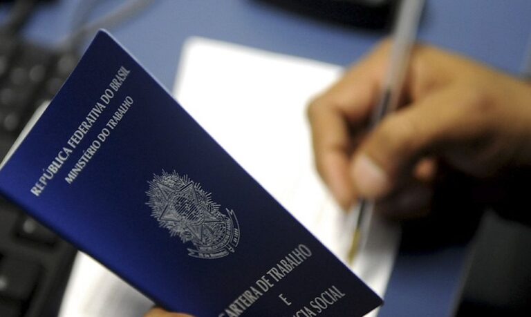 Brasil registra 130 mil postos de trabalho com carteira assinada em novembro