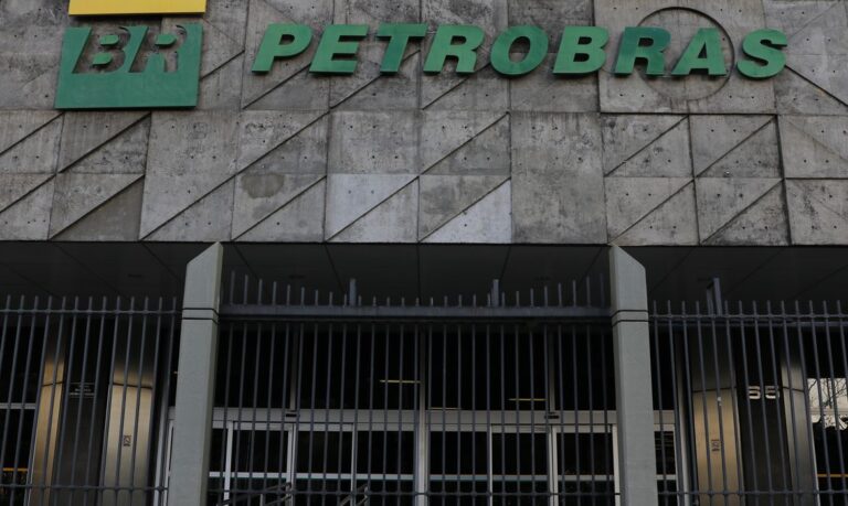 Ações da Petrobras caem após anúncio da Opep+