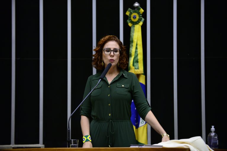Oposição critica ordem de prisão de Carla Zambelli; PT pede a cassação