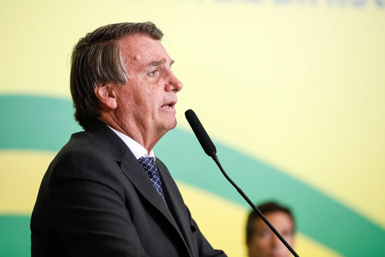 Bolsonaro tem previsão de alta nesta segunda-feira (4)