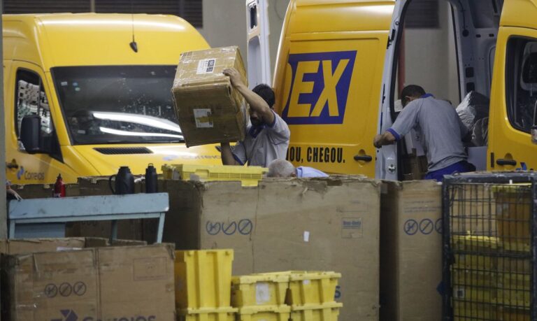 Funcionários dos Correios aprovam indicativo de greve