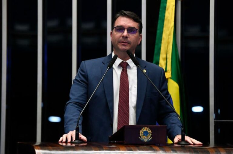 Flávio Bolsonaro aciona Flávio Dino na PGR