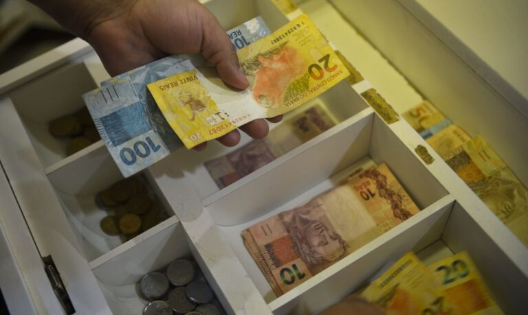 Prazo final para sacar abono salarial e 1ª parcela do saque-aniversário do FGTS é hoje (29)