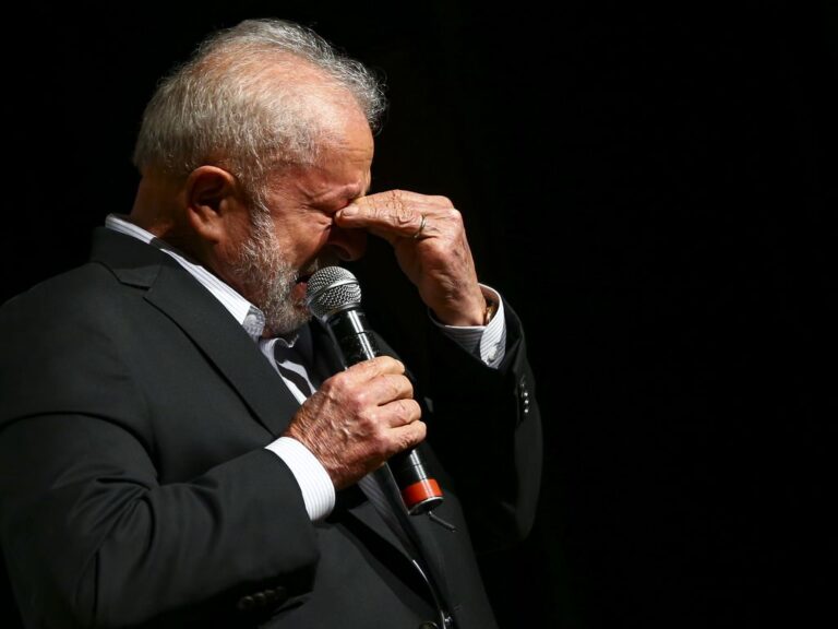 Folha de S. Paulo: “Lula está ansioso e triste com dificuldades para governar”