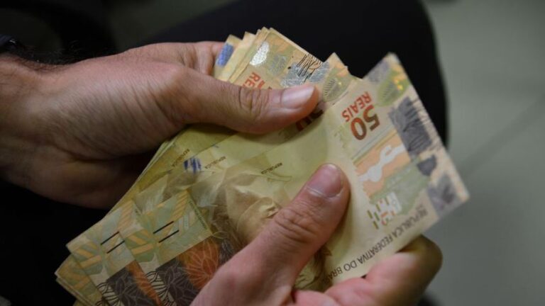Abono salarial é pago hoje (15) aos nascidos em julho e agosto