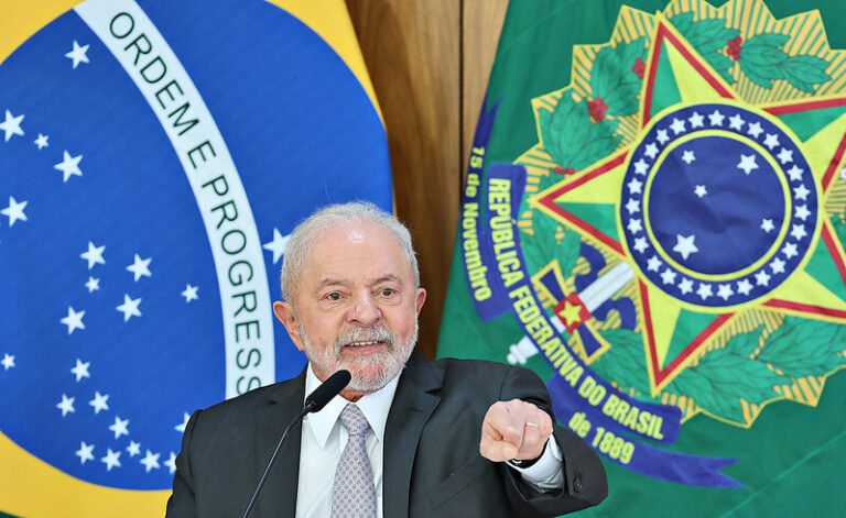 Confiança no governo e na mídia recua no Brasil
