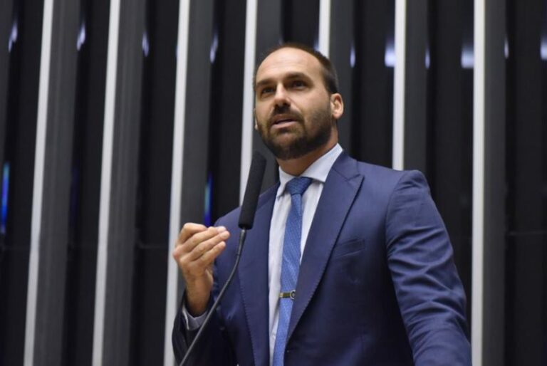 Eduardo Bolsonaro critica Marcel Van Hattem e acusa deputado de dividir a direita