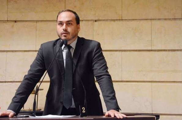 Carlos Bolsonaro anuncia que não cuida mais das redes sociais do pai