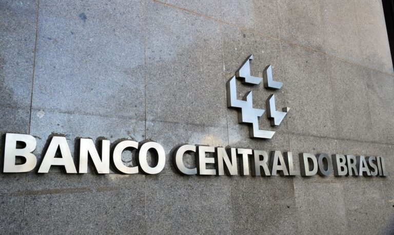 BC: Brasil tem rombo de US$ 1,7 bilhão nas contas externas em abril