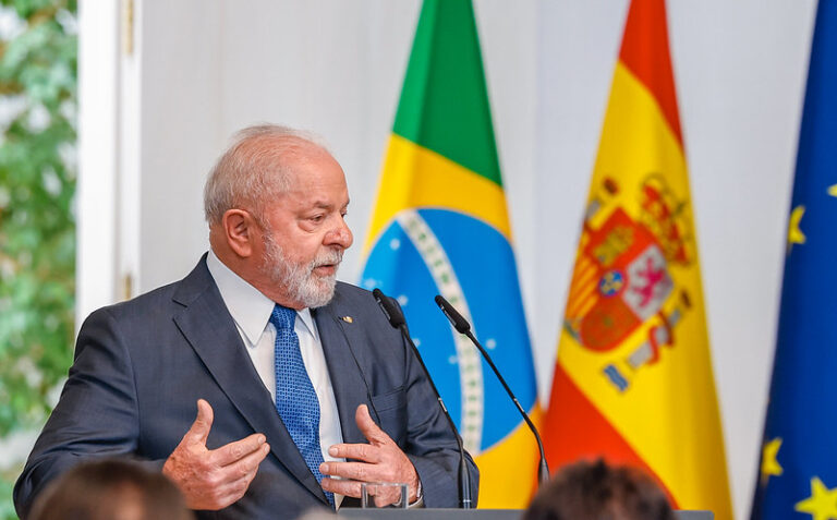 Deputada quer obrigar Lula a se hospedar em embaixadas no exterior