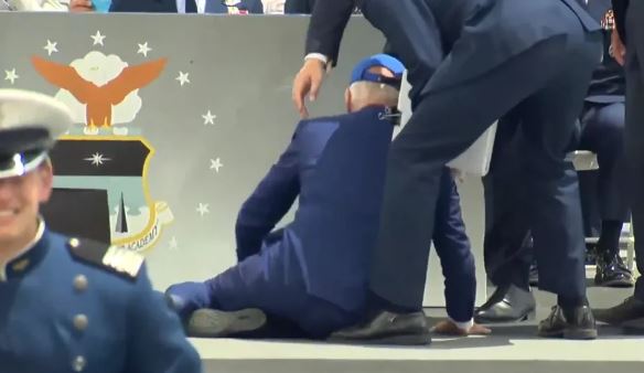 Biden tropeça e cai durante evento militar nos EUA