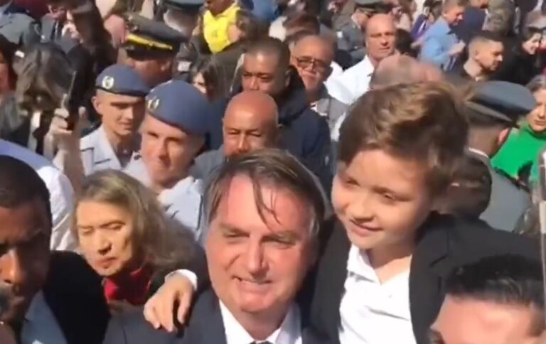 Bolsonaro vai à Academia de Polícia Militar, em SP, e vira estrela do evento