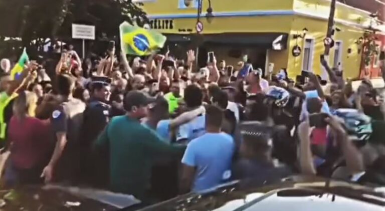 Em São Sebastião, Bolsonaro mostra que segue com prestígio
