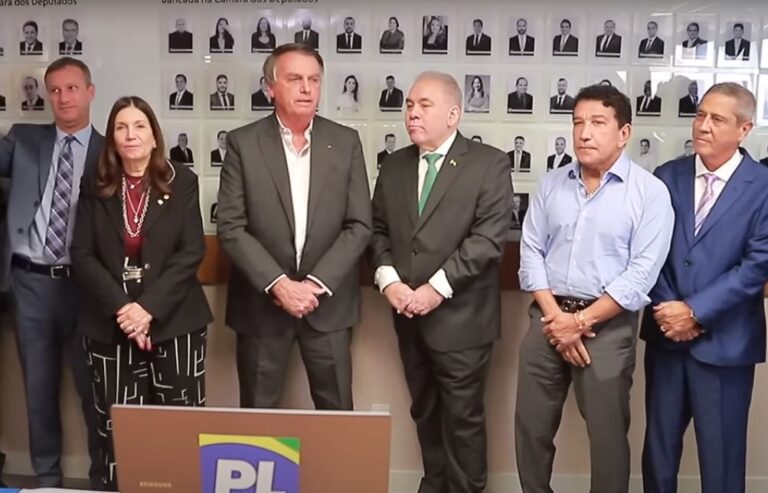 Bolsonaro fala em ‘alternativas’ no caso de ser declarado inelegível