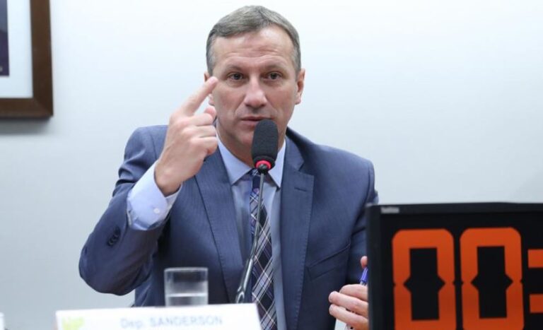 Oposição protocola projeto que pode anular inelegibilidade de Bolsonaro