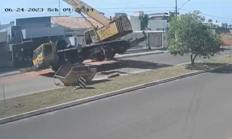 Guindaste tomba sobre casa ao instalar piscina