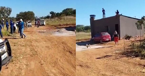 Homem sobe em telhado para impedir derrubada de imóvel no DF