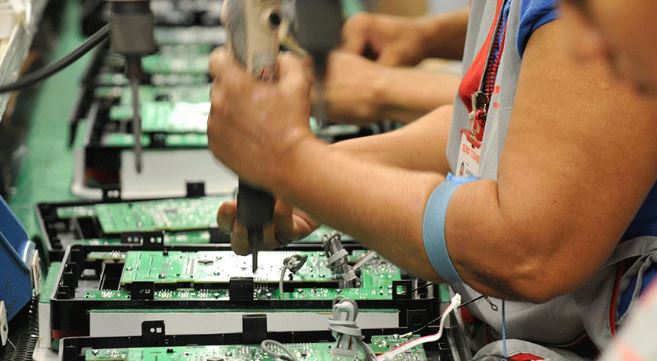 Em abril, produção industrial cai em dez dos 15 locais pesquisados