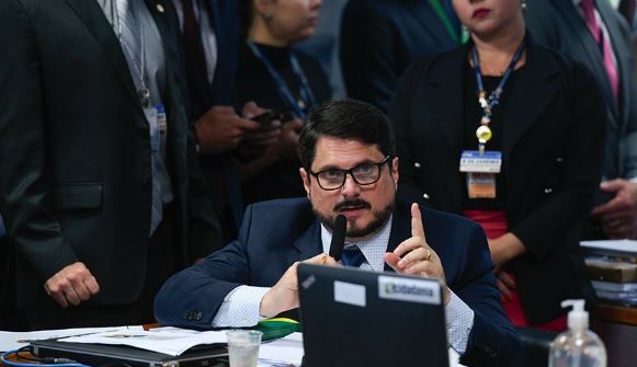 Após busca e apreensão, Marcos do Val se licencia do mandato e será substituído na CPMI