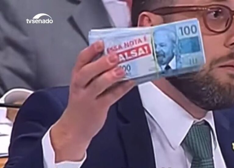 Deputado imprime notas falsas com rosto de Lula para ilustrar dinheiro apreendido