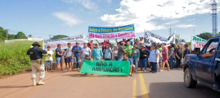 Manifestantes bloqueiam BR-174 contra demarcação do Governo Federal de nova área de preservação em Roraima
