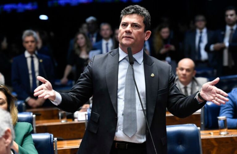 Moro apresenta relatório de proposta que tipifica crime de massacre