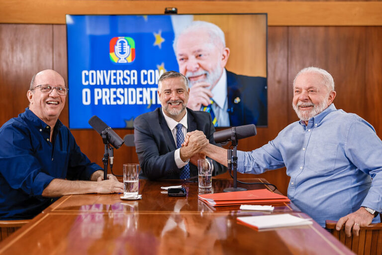Lula assiste só 1º tempo do Brasil na Copa feminina e arruma desculpa: “era muita mulher; resolvi me mancar”