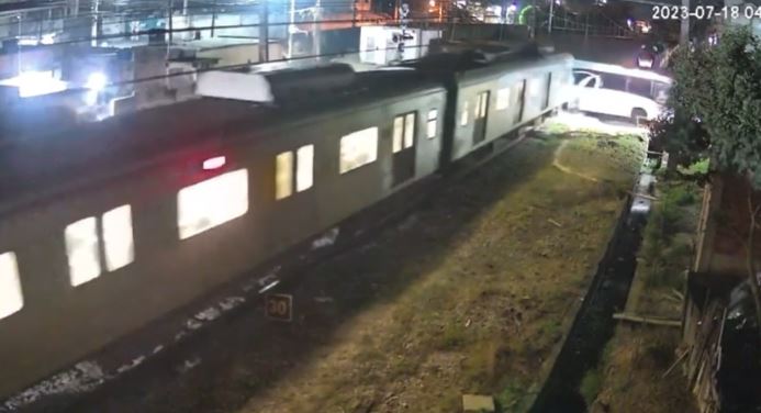 Ônibus é atingido por trem após ignorar sinal de cruzamento em Japeri (RJ)