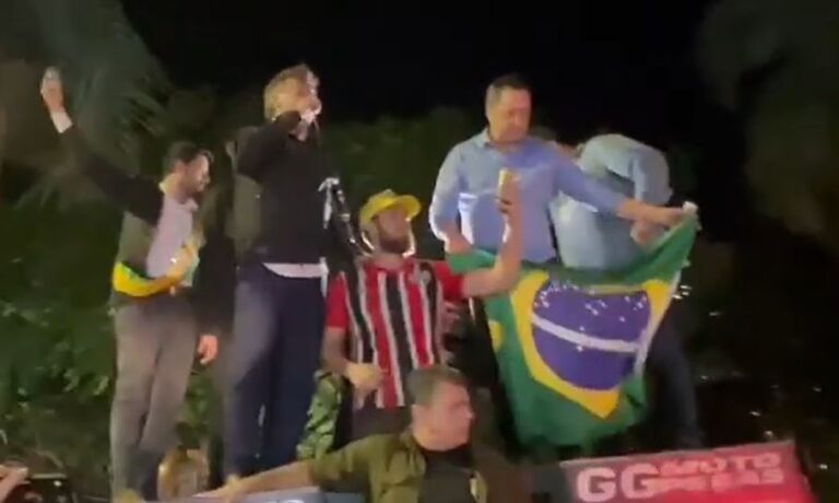 Bolsonaro sobe em carro de som e é ovacionado por multidão em Goiás