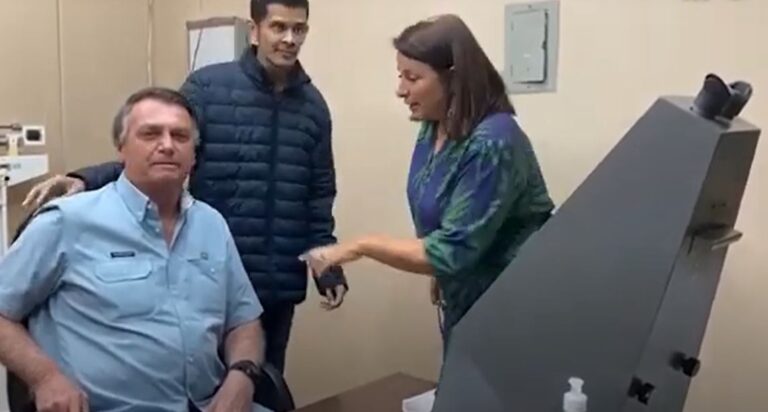 Bolsonaro faz exames para renovar carteira de motorista