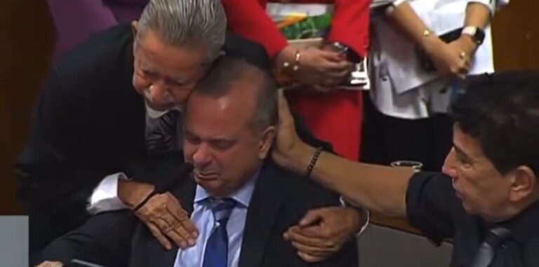 Emocionante: Senador Rogério Marinho chora por presos do 8/1 e é consolado pelo pai