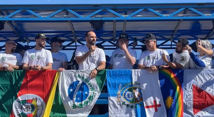 Eduardo Bolsonaro participa de manifestação pró-armas e compara ‘professor doutrinador’ a traficante