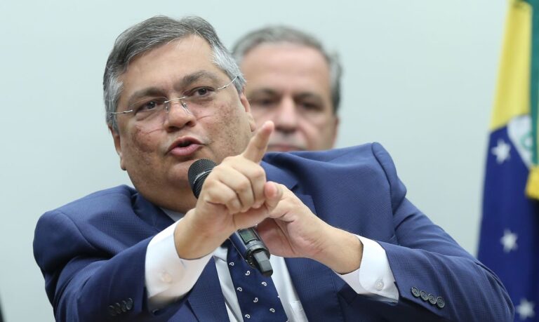 Dino manda Policia Federal analisar ‘indícios de crime’ em falas de Eduardo Bolsonaro