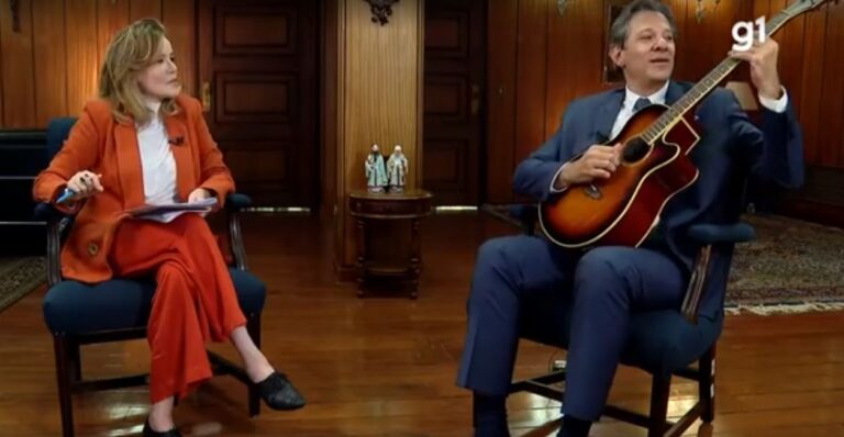 Jornalista da Globo News pede que Fernando Haddad toque violão em entrevista