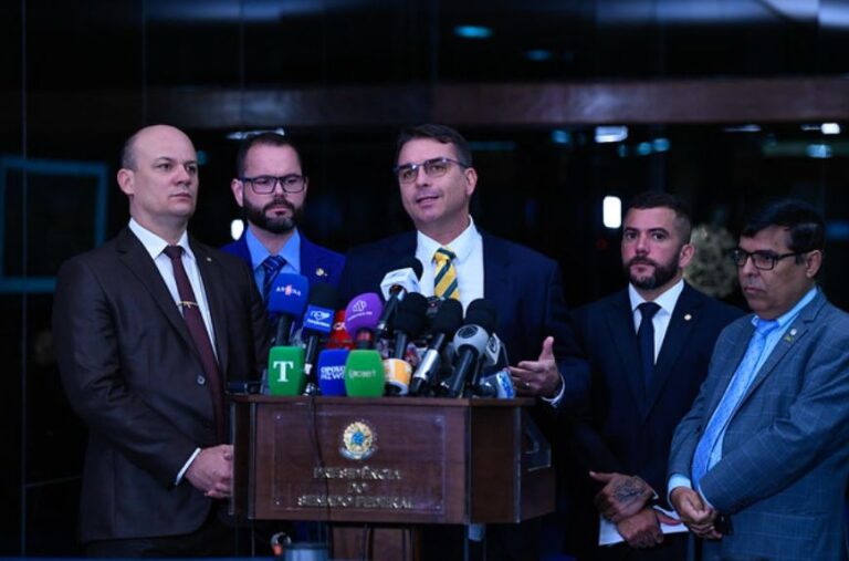 Parlamentares protocolam pedido de impeachment de Barroso