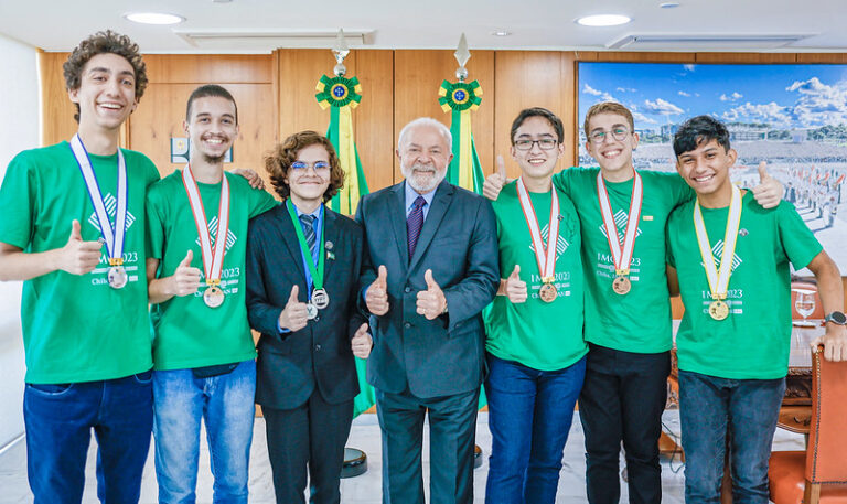‘Criança pode mudar cabeça do pai’, diz Lula ao sancionar Lei da escola de tempo integral