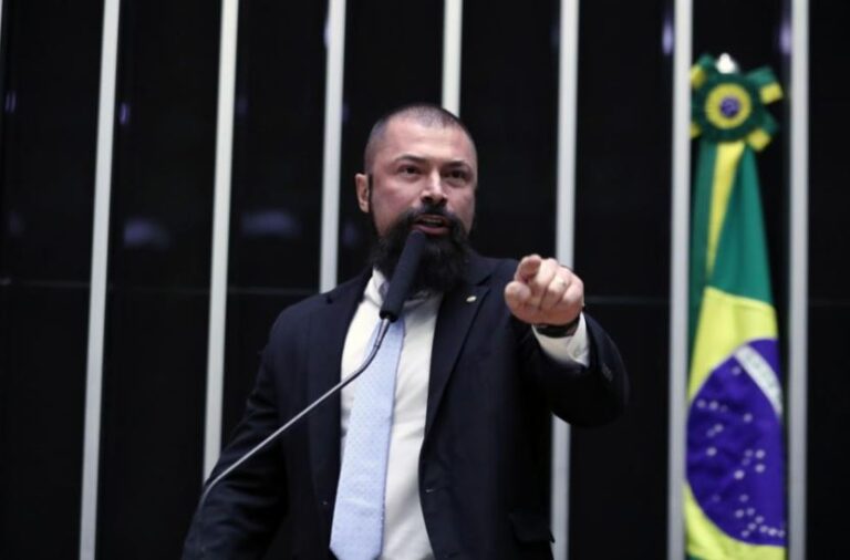 Deputados de oposição apresentam projeto para suspender decreto de armas de Lula