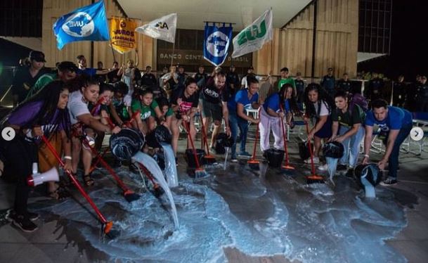 Integrantes da UNE ‘lavam’ a frente do Banco Central em protesto contra Campos Neto